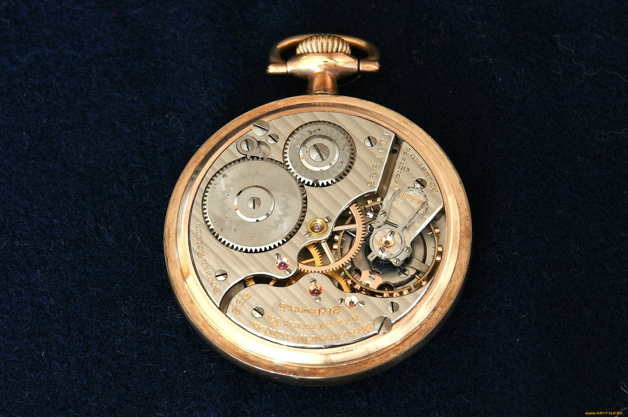 Прием старых часов. Часы карманные механические Hamilton. Часы Таванесс механизм карманных часов. Механизмы карманных часов Вильям Габю. Старинные часы механизм.